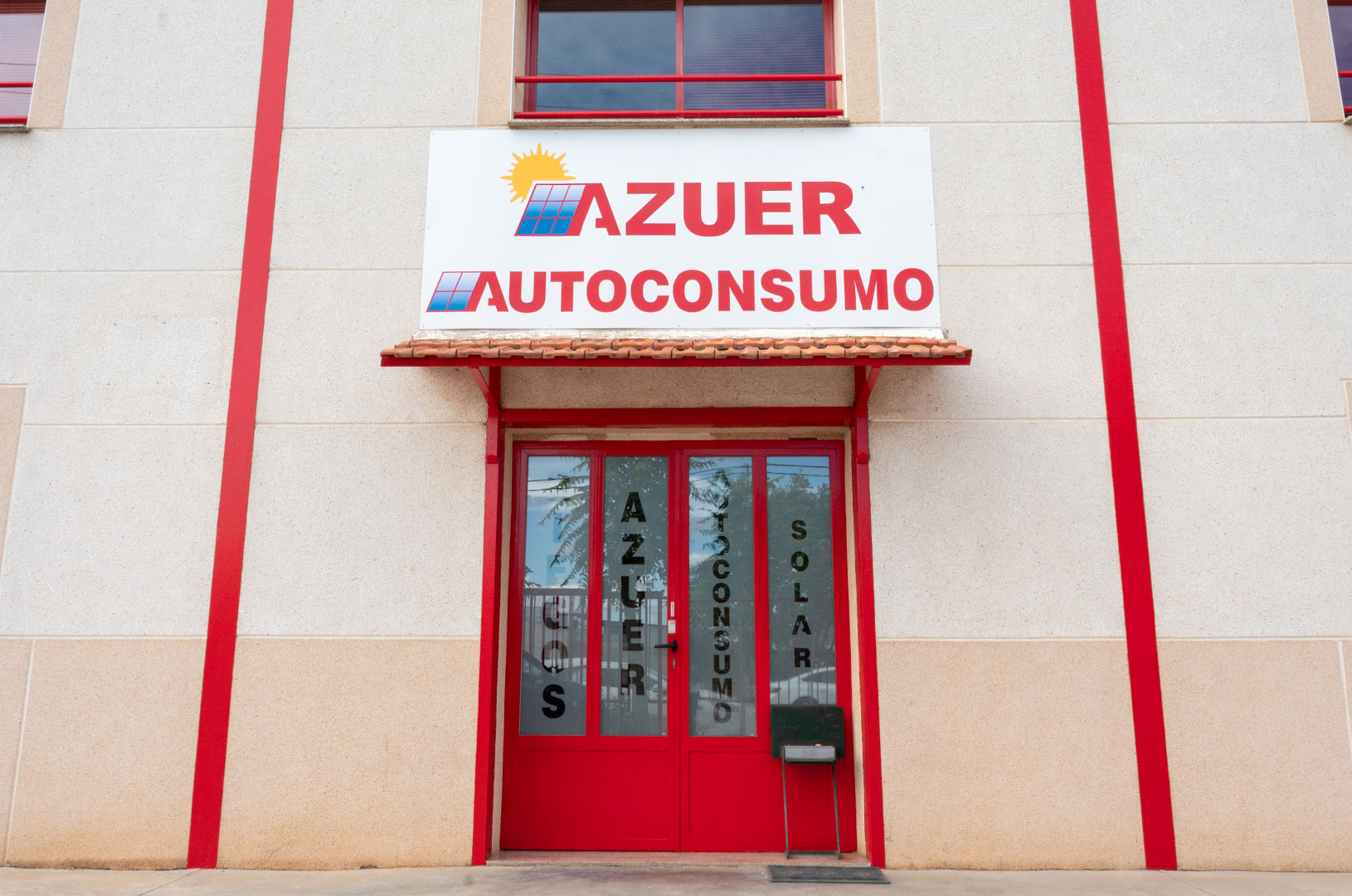 RAZUER-Nosotros-02 Torre de alta tensión con un fondo de cielo azul